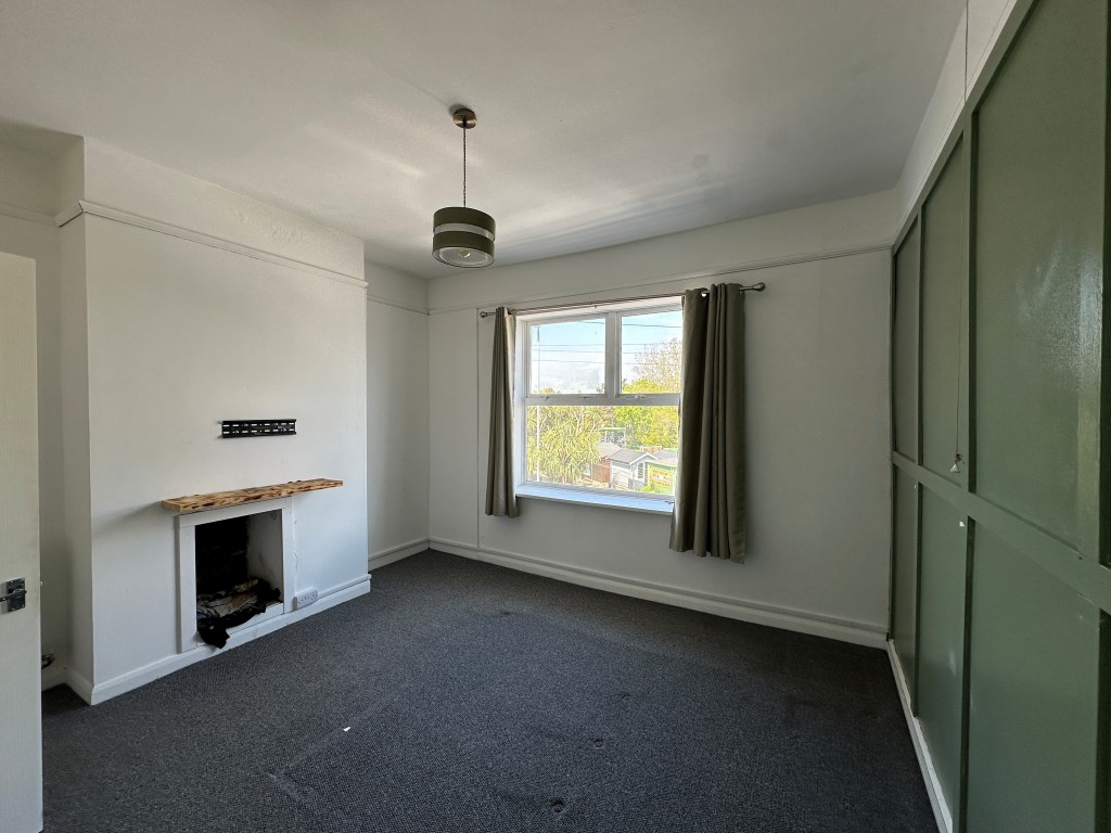 Lot: 103 - THREE-BEDROOM END-TERRACE PROPERTY - Main Bedroom located on the first floor